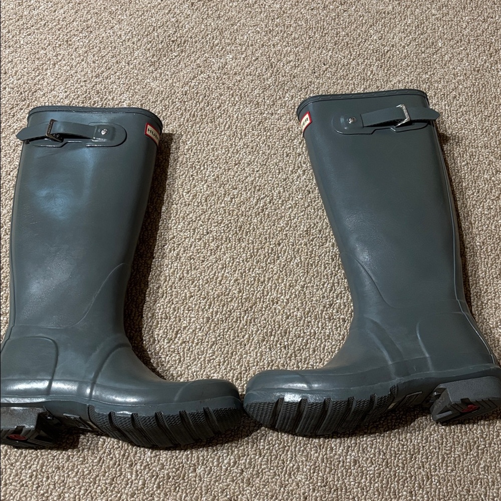 Hunter Tall Rain Boots in Glossy Grey. Size 38/7 - Picture 10 of 10